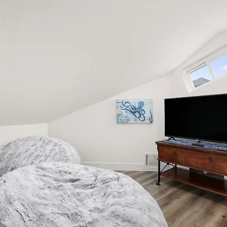 6 Bedroom Plus Crows Nest With Beach View